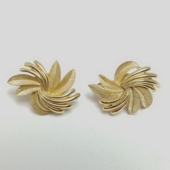 Vintage Crown Trifair Gold Tone Retro Clip On Earrings, Funky Design, Signed - Picture 7 of 7